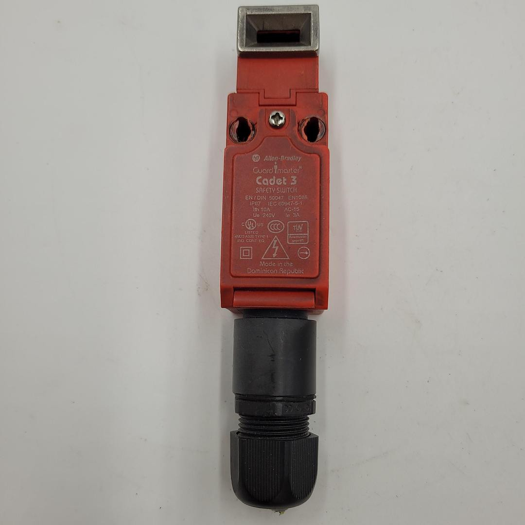 ALLEN BRADLEY GUARDMASTER CADET 3 440K-C21074 B SAFETY INTERLOCK SWITCH